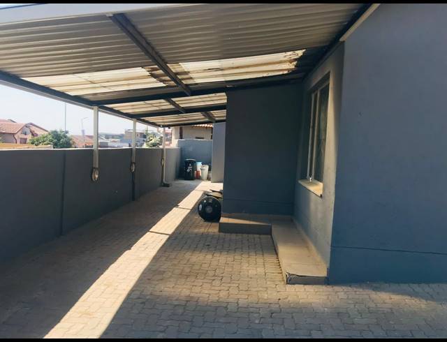 5 BEDROOM HOUSE FOR SALE IN EBONY PARK
